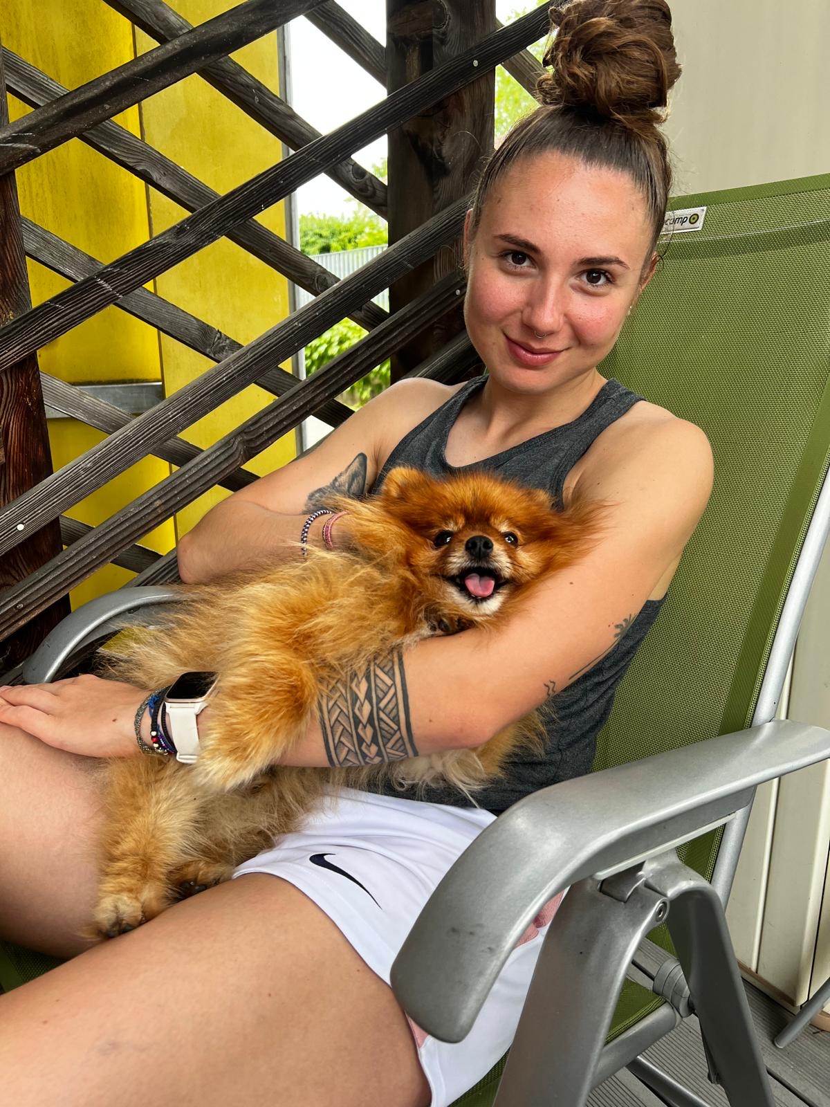 Ruhiger, vertrauter Moment zwischen Tosca und einem Hund